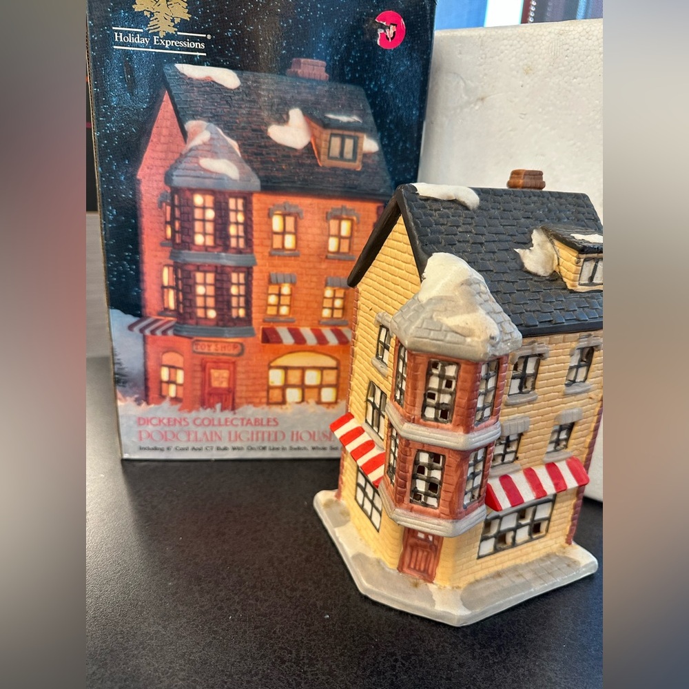 Holiday Expressions Christmas Village Toy Store Dickens Collectables House 1991